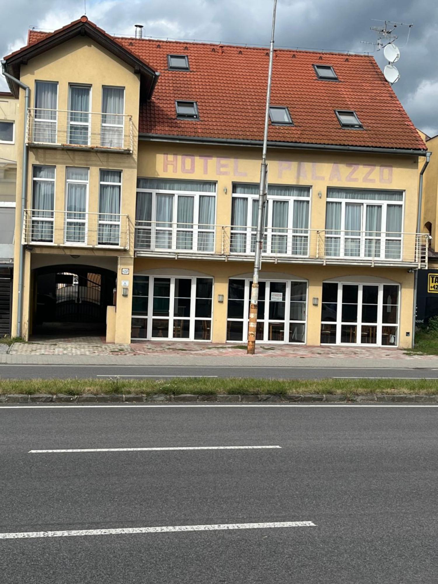Hotel Palazzo Lipótszentmiklós Kültér fotó