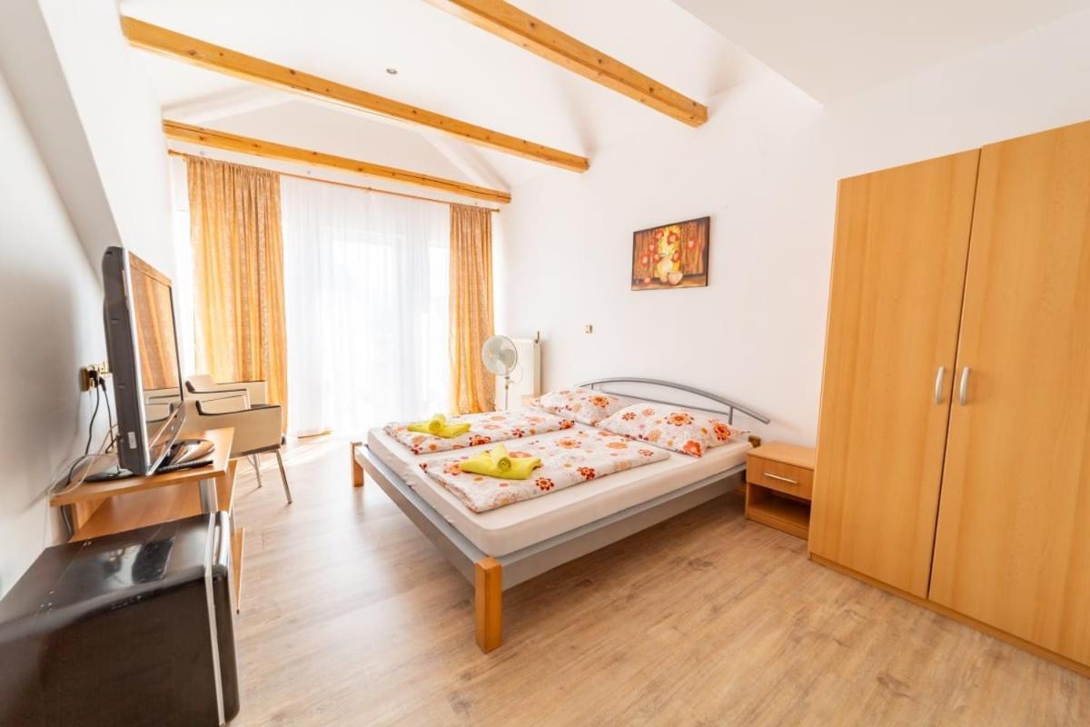 Hotel Palazzo Lipótszentmiklós Kültér fotó